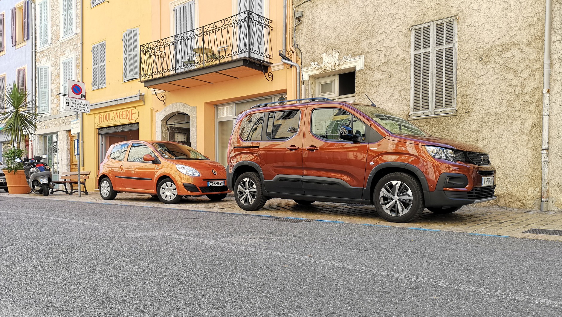 Peugeot Rifter - na tle miejskich samochodów jest ogromny