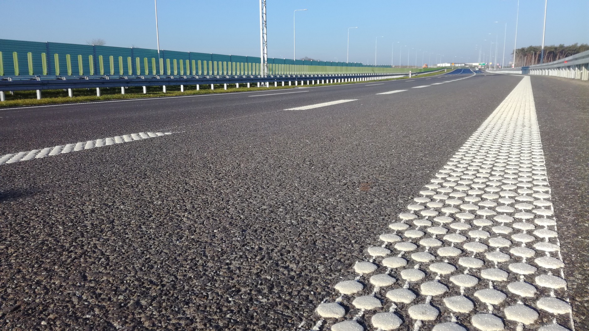 Znak P-7b często występuje na autostradach i drogach szybkiego ruchu. Nie wolno jej przekraczać!