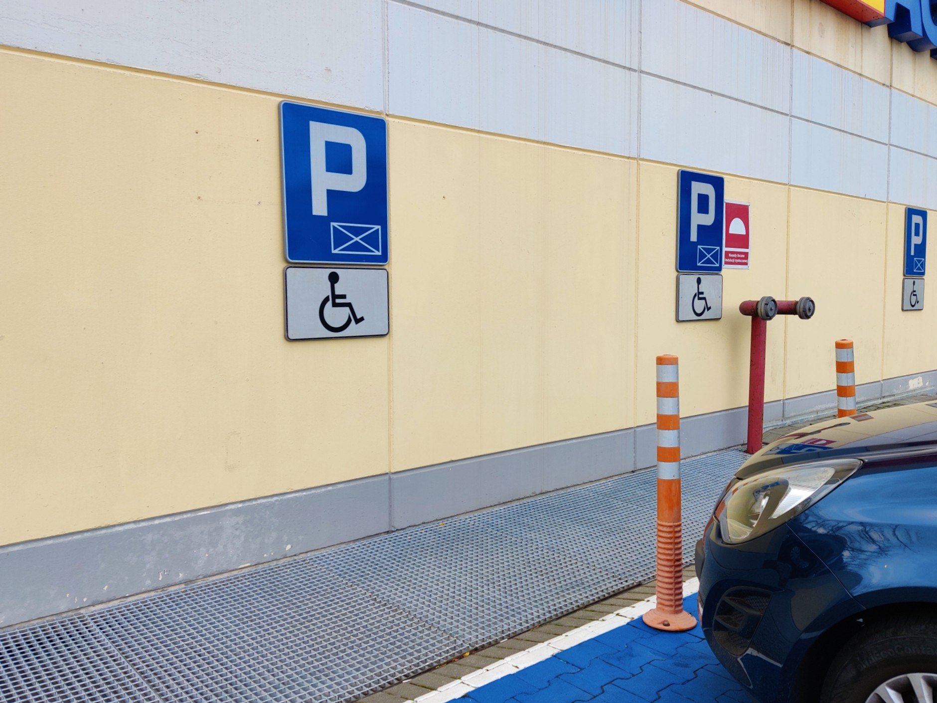 Miejsce dla niepełnosprawnych pod supermarketem