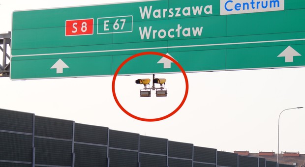 Jak szybko można jechać na odcinkowym pomiarze prędkości na S8 w Warszawie? Kierowcy się gubią