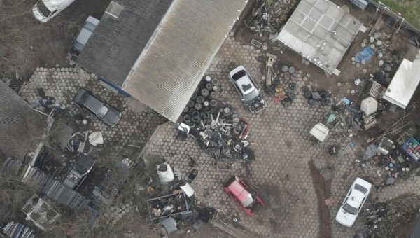 Kupili 14 samochodów na nieboszczyka i zmieniali je w pojazdy-widma