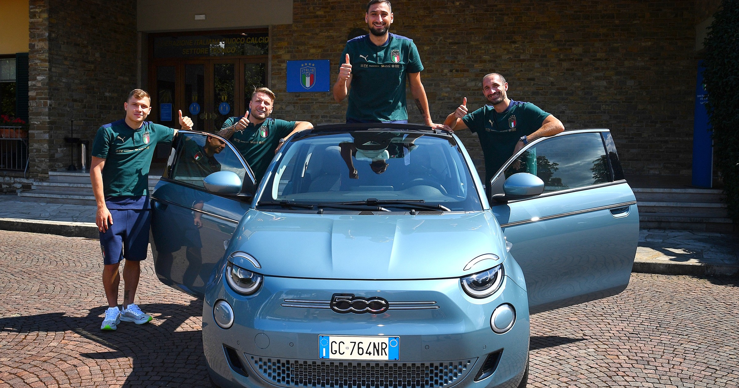 Elektryczny Fiat 500 zostaje autem piłkarskich Mistrzów Europy