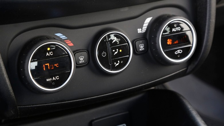 Dokupuj, ale nie przepłacaj - jak nie dać się naciągnąć w salonie samochodowym?