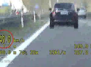 Kierowca Mercedesa gnał 249 km/godz. Chwilę później był "zaskoczony mocą radiowozu" [WIDEO]