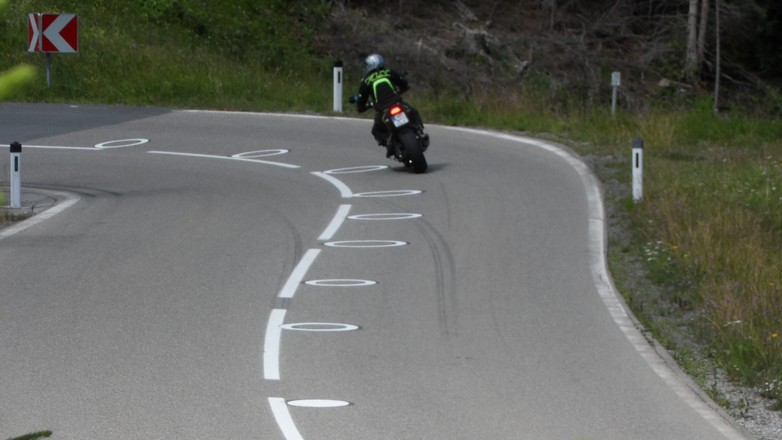 KFVpublikation-30-EvaluierungMotorradmarkierungen Titelbild-scaled