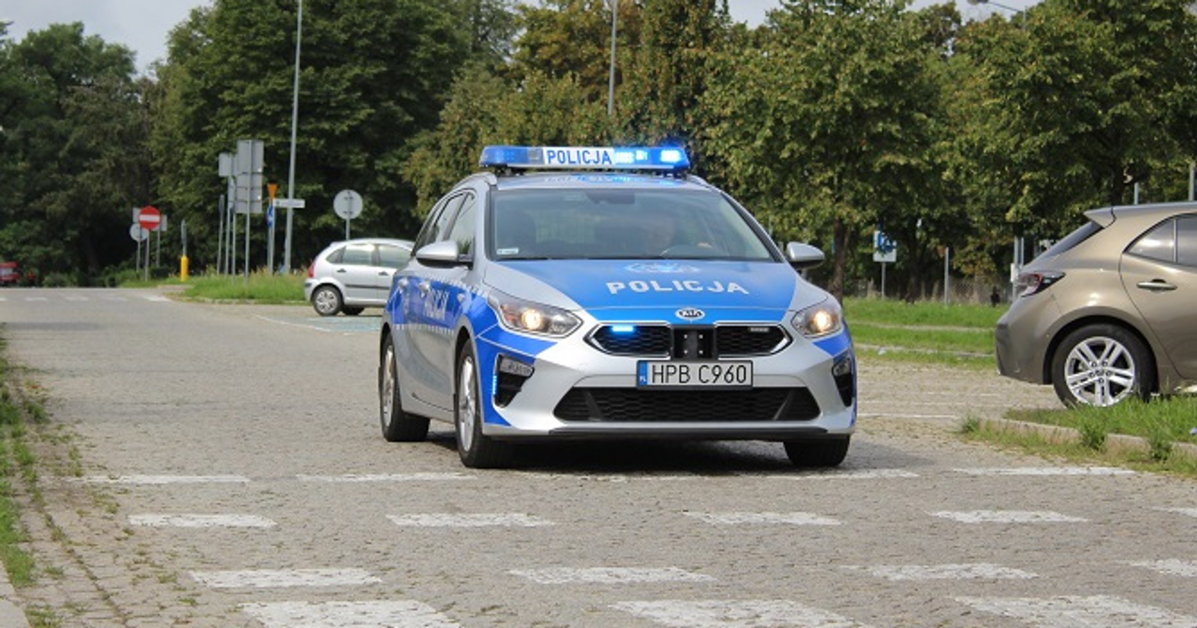Obraz pochodzący z serwisu https://legnica.policja.gov.pl/dle/aktualnosci/bieza/118543,Poscig-na-terenie-gminy-Legnickie-Pole-Kierowca-poszukiwany-i-z-sadowym-zakazem-.html