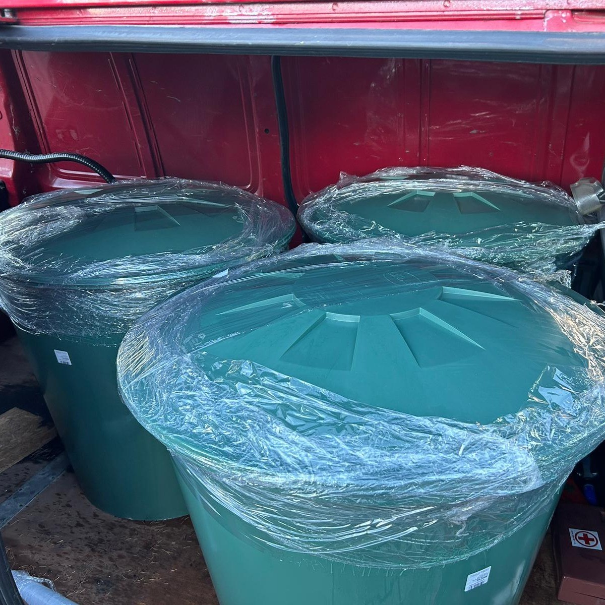 Kierowca Nissana Vanette zatankował do beczek ponad 500 l paliwa