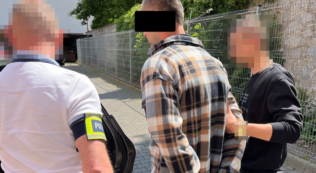 42-latek remontował stare samochody. Problemem było ich pochodzenie