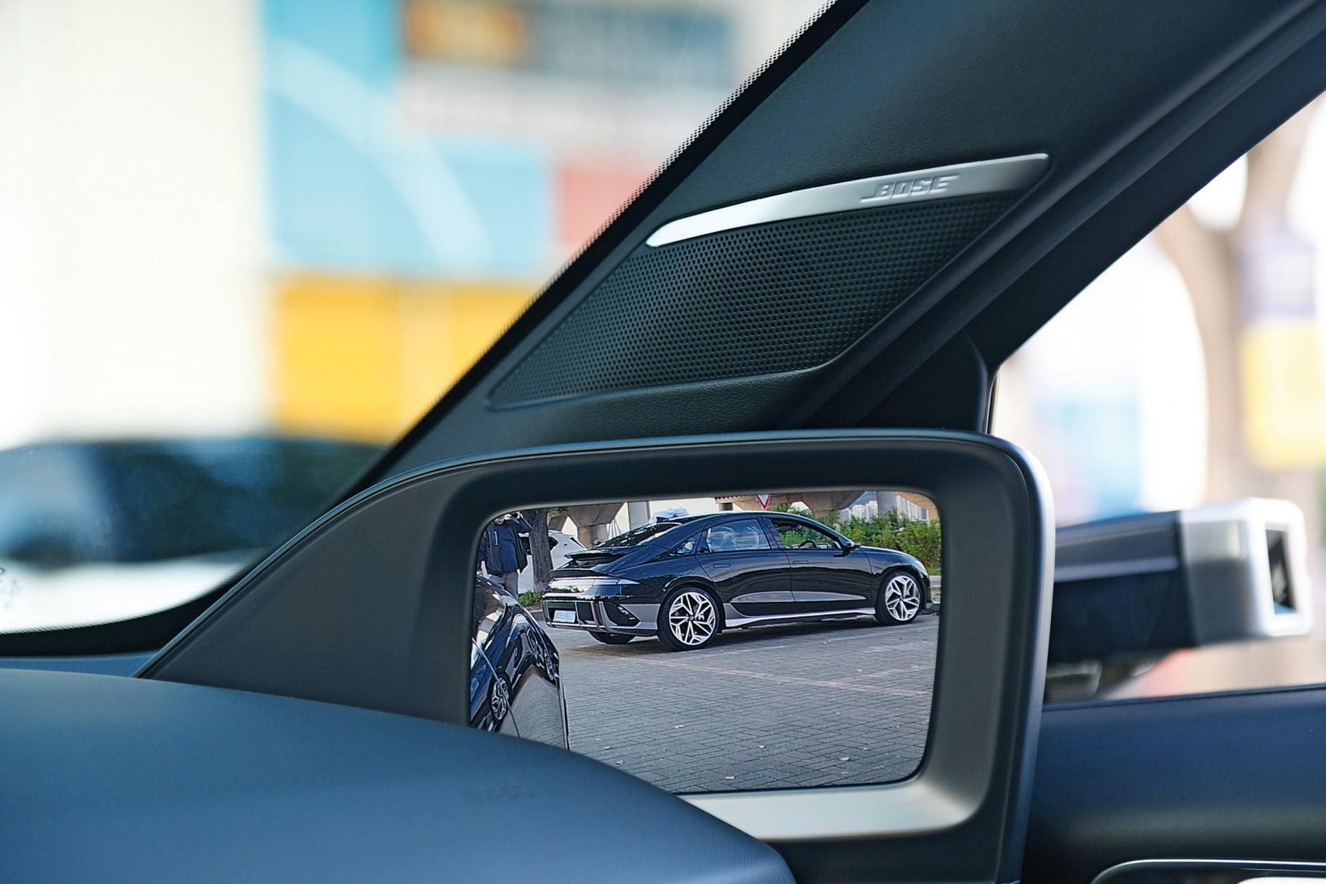 Kamery zamiast lusterek to teoretycznie rozwiązanie lepsze niż lusterka. Wygoda ich użytkowania jest jednak mocno ograniczona w porównaniu do luster