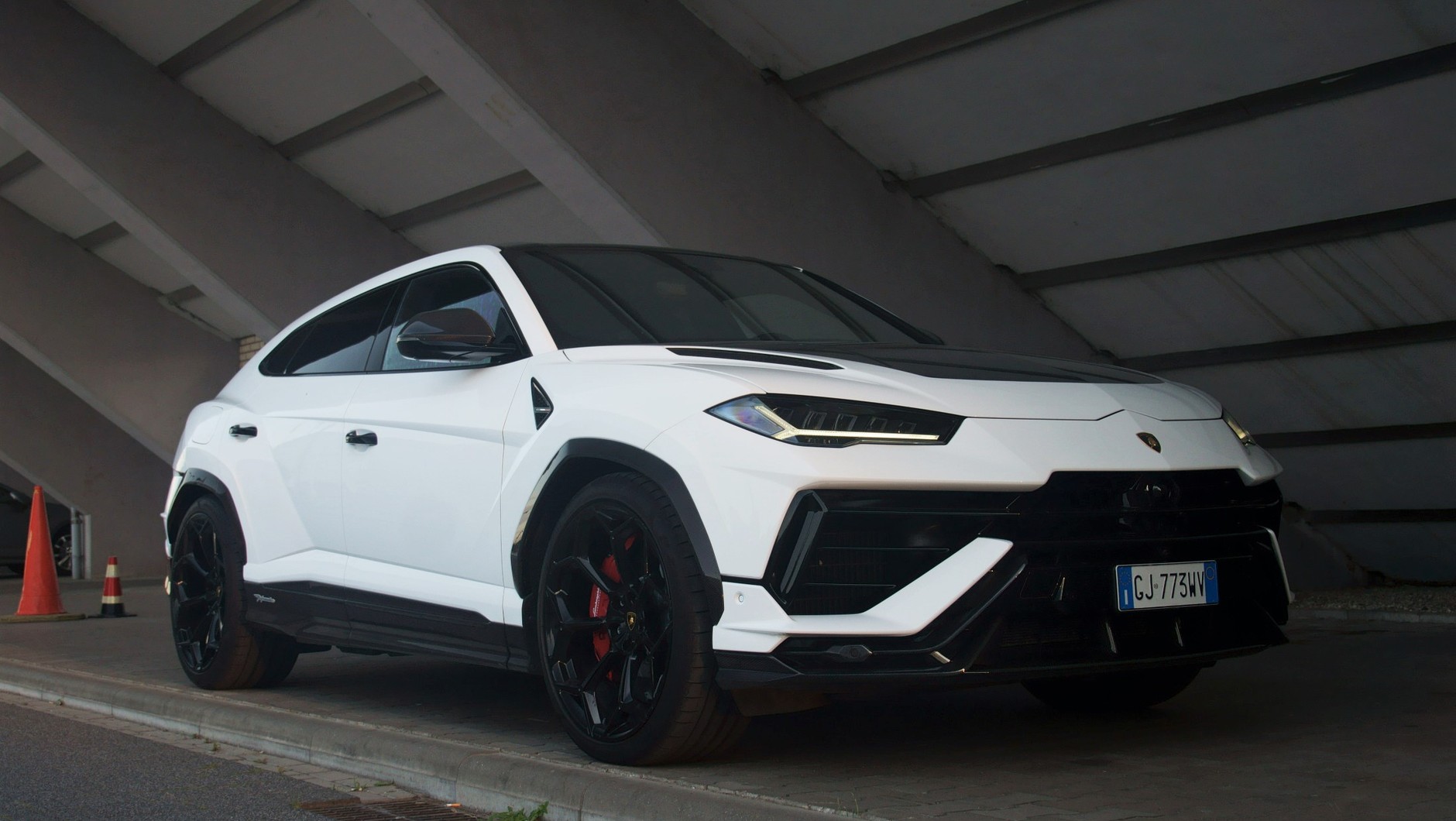 Lamborghini Urus Performante wzbudza respekt nawet na postoju