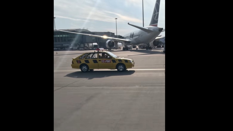 Polonez na płycie lotniska Chopina w Warszawie