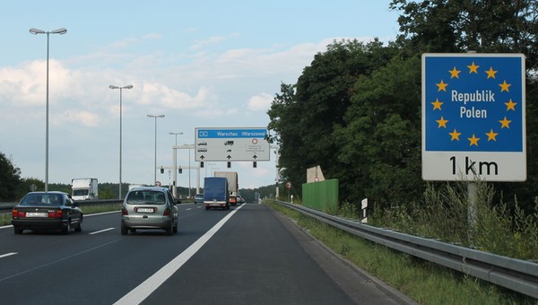 Wyprzedzanie z prawej strony. W Niemczech też można, ale tylko w wyjątkowych sytuacjach