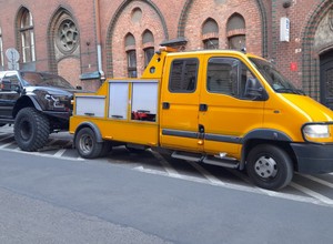 Straż miejska trzy godziny odholowywała to auto. Dwie lawety się poddały