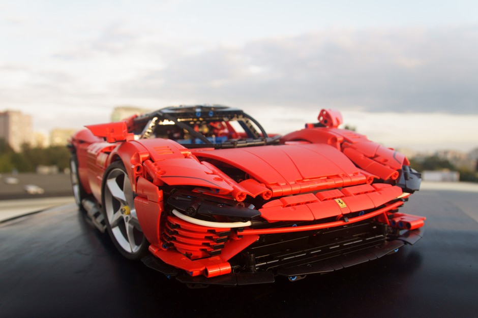 Ferrari Daytona SP3 w skali 1:8 z klocków LEGO