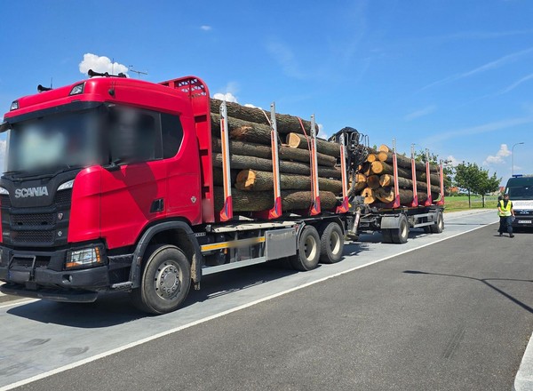 Transport drewna ważył ponad 57 ton, a do tego był za długi