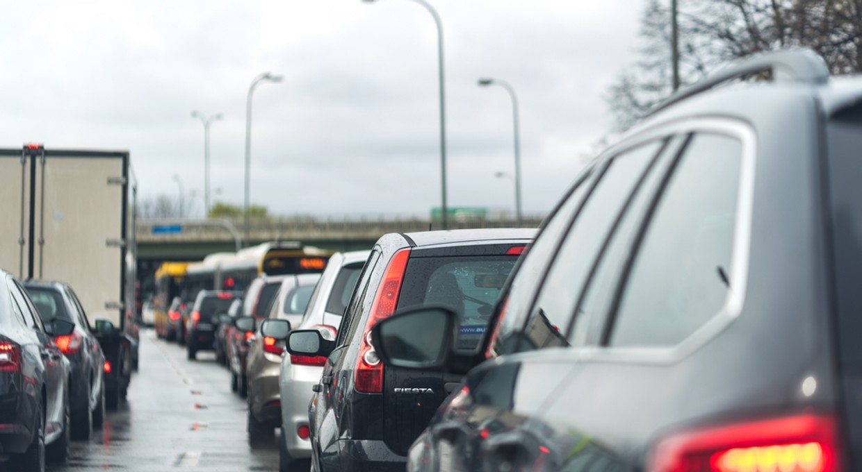 Złodzieje znaleźli nowy sposób. Kierowca sam wpuszcza go do auta i traci wszystko, co ma. Każdy może być ofiarą