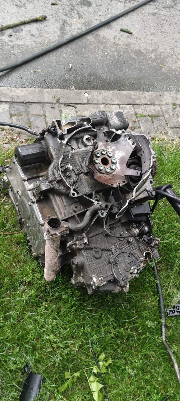 Uderzył Porsche w drzewo. Siła była tak duża, że z auta wypadł silnik