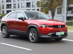 Mazda MX-30 z możliwą usterką. Na wyświetlaczu pojawi się niepokojący komunikat