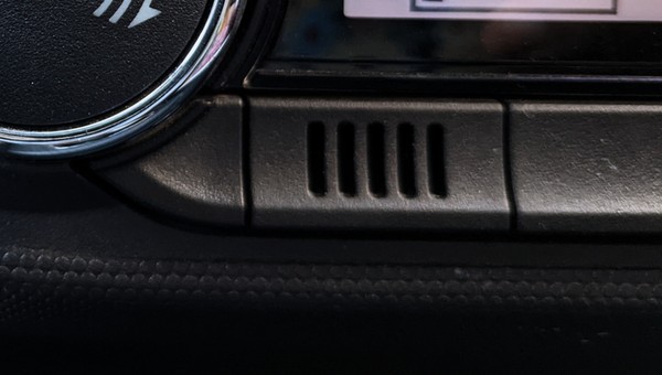 Krata na desce rozdzielczej służy do kontroli temperatury