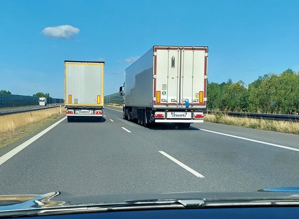 Ciężarówki nadal wyprzedzają się na potęgę. Czy wprowadzono martwy zakaz? Wiemy, ile policja wystawiła mandatów