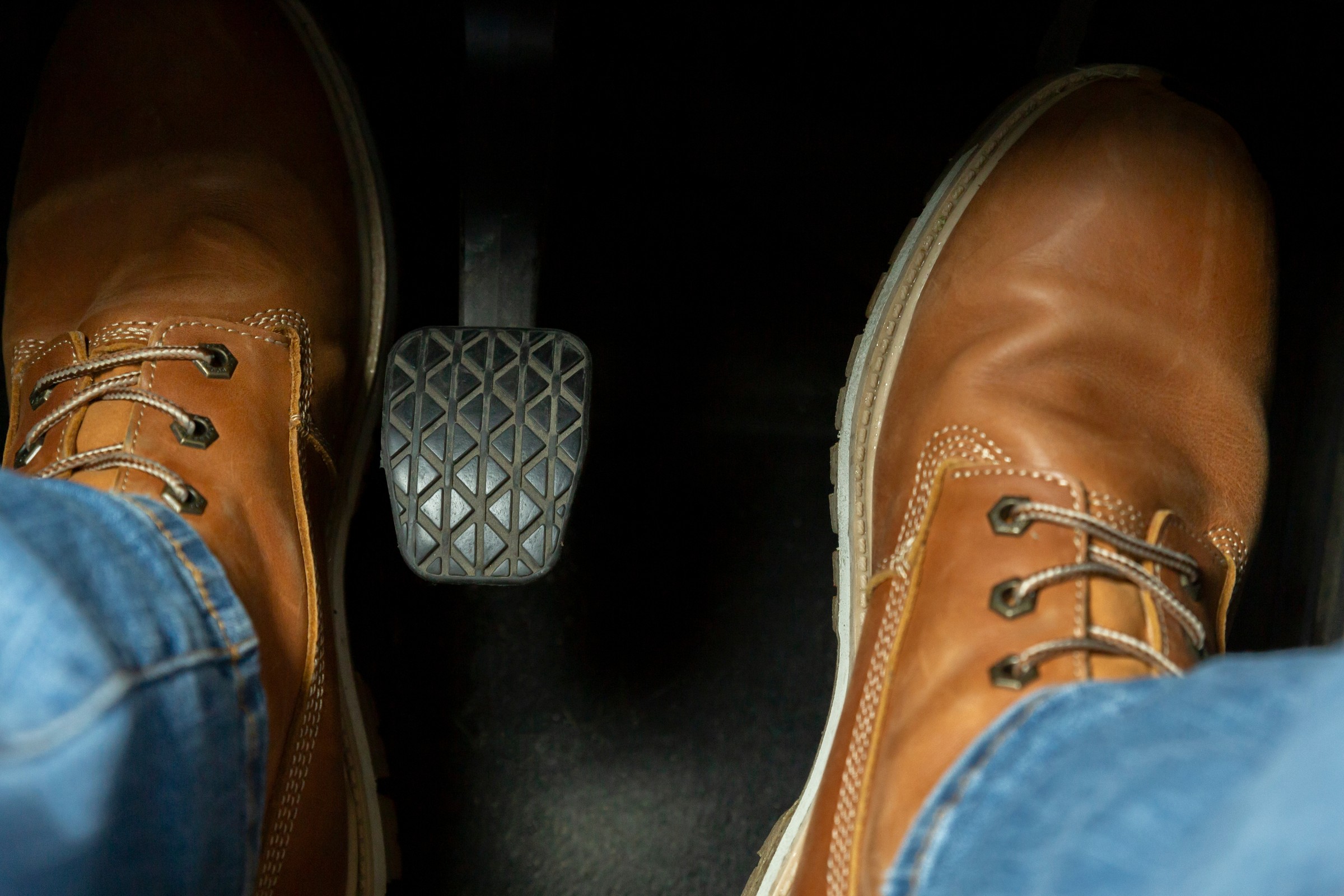 Lepiej nie robić tego z pedałami samochodu. To proszenie się o kłopoty