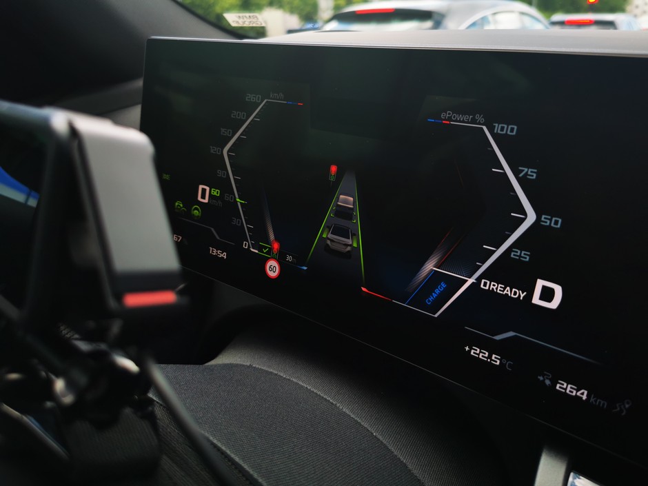 Na ekranie widać, że system rozpoznał czerwone światło
