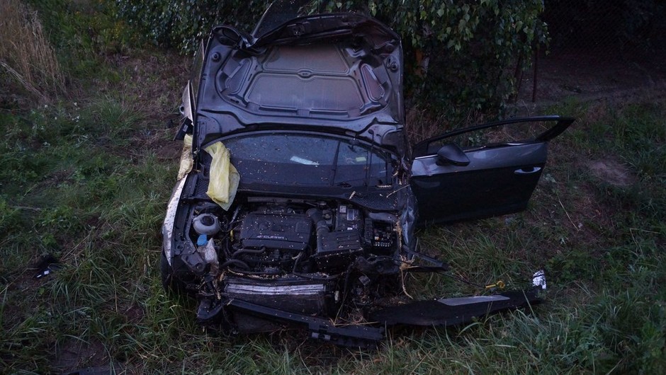 Wypadł z drogi. Ucierpiał nie tylko kierowca, lecz także pasażer