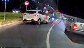 Prawie potrącił pieszego na przejściu – kadr z wideorejestratora