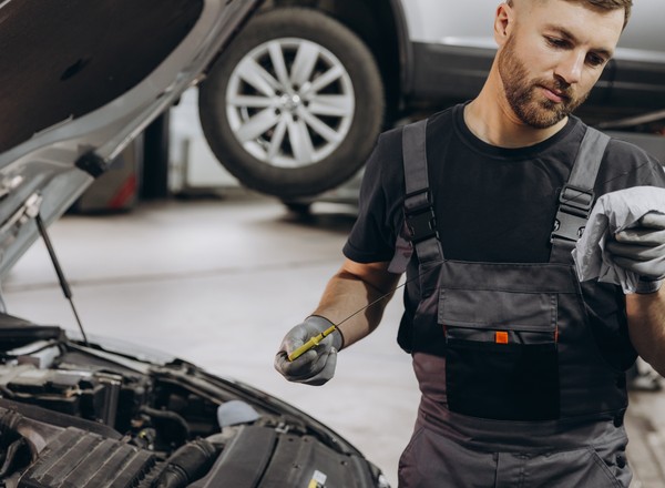 Kontrola oleju silnikowego trwa tylko chwilę. Tak uratujesz auto przed poważnym remontem