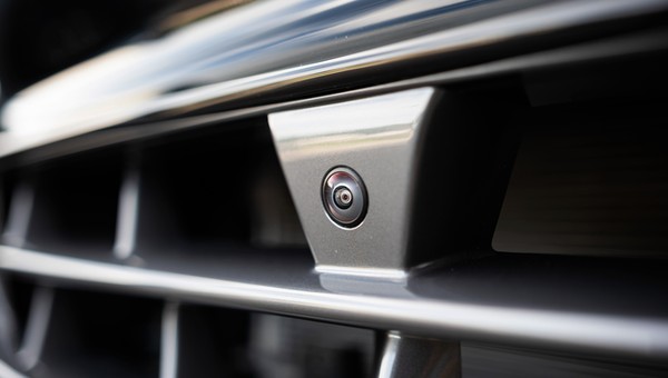 Typowa kamera przednia samochodu: zasadniczo służy do pomocy przy parkowaniu, ale potrafi też stale monitorować otoczenie