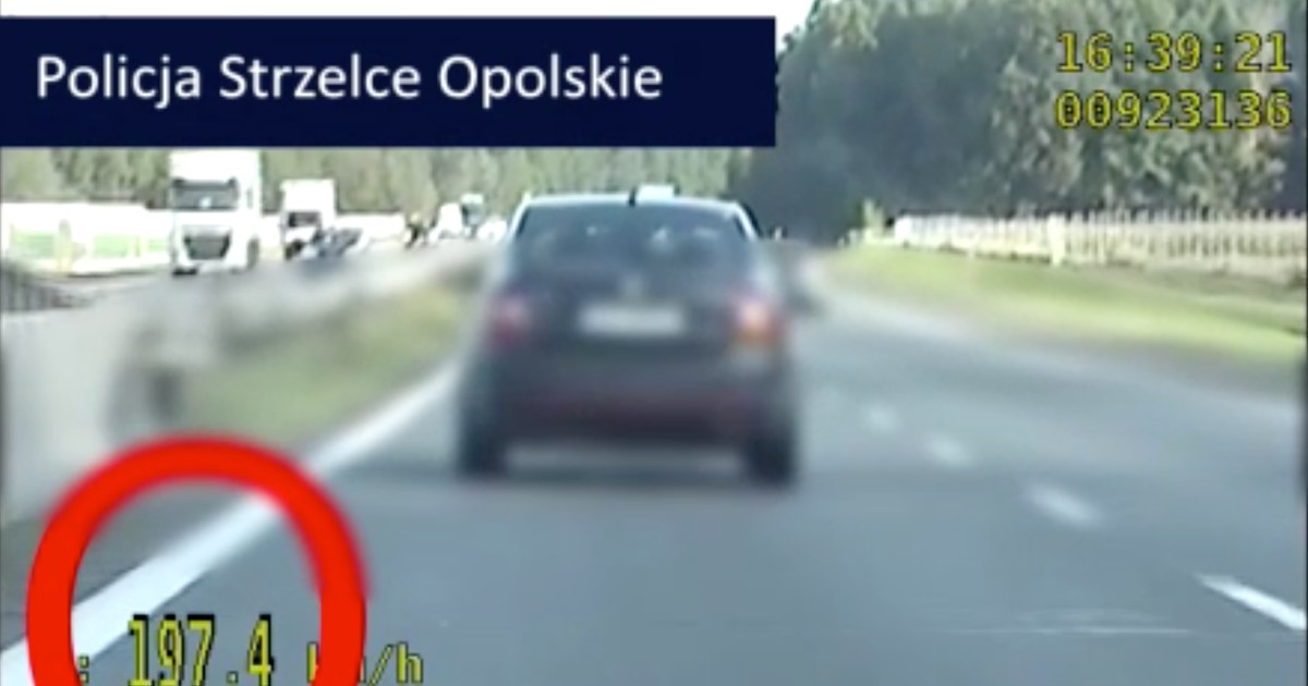 Jechał za szybko, a do tego nie miał zapiętych pasów bezpieczeństwa i ignorował obowiązek jazdy przy prawej krawędzi jezdni