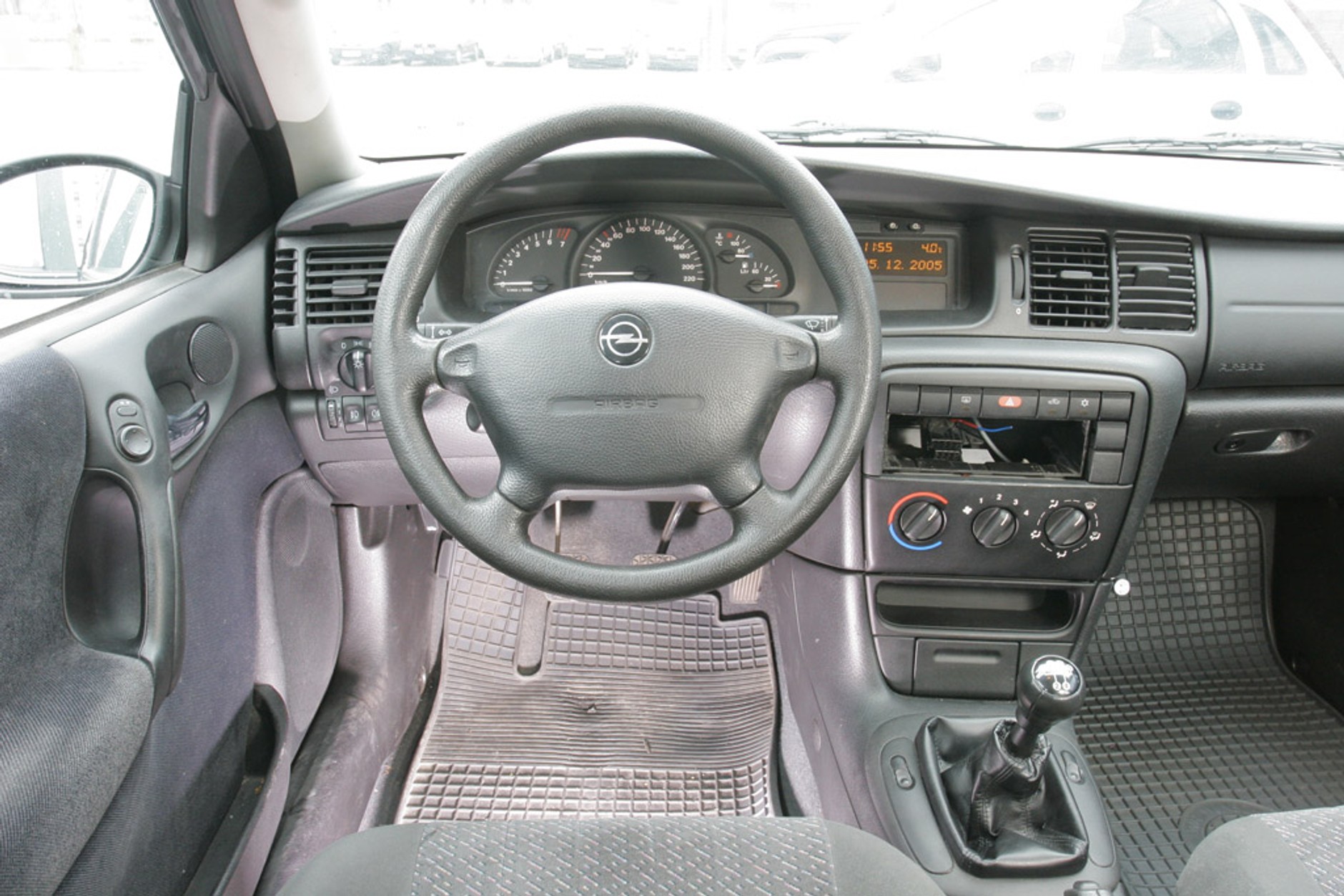 Opel Vectra B kontra Dacia Logan: dwa pomysły na tani samochód