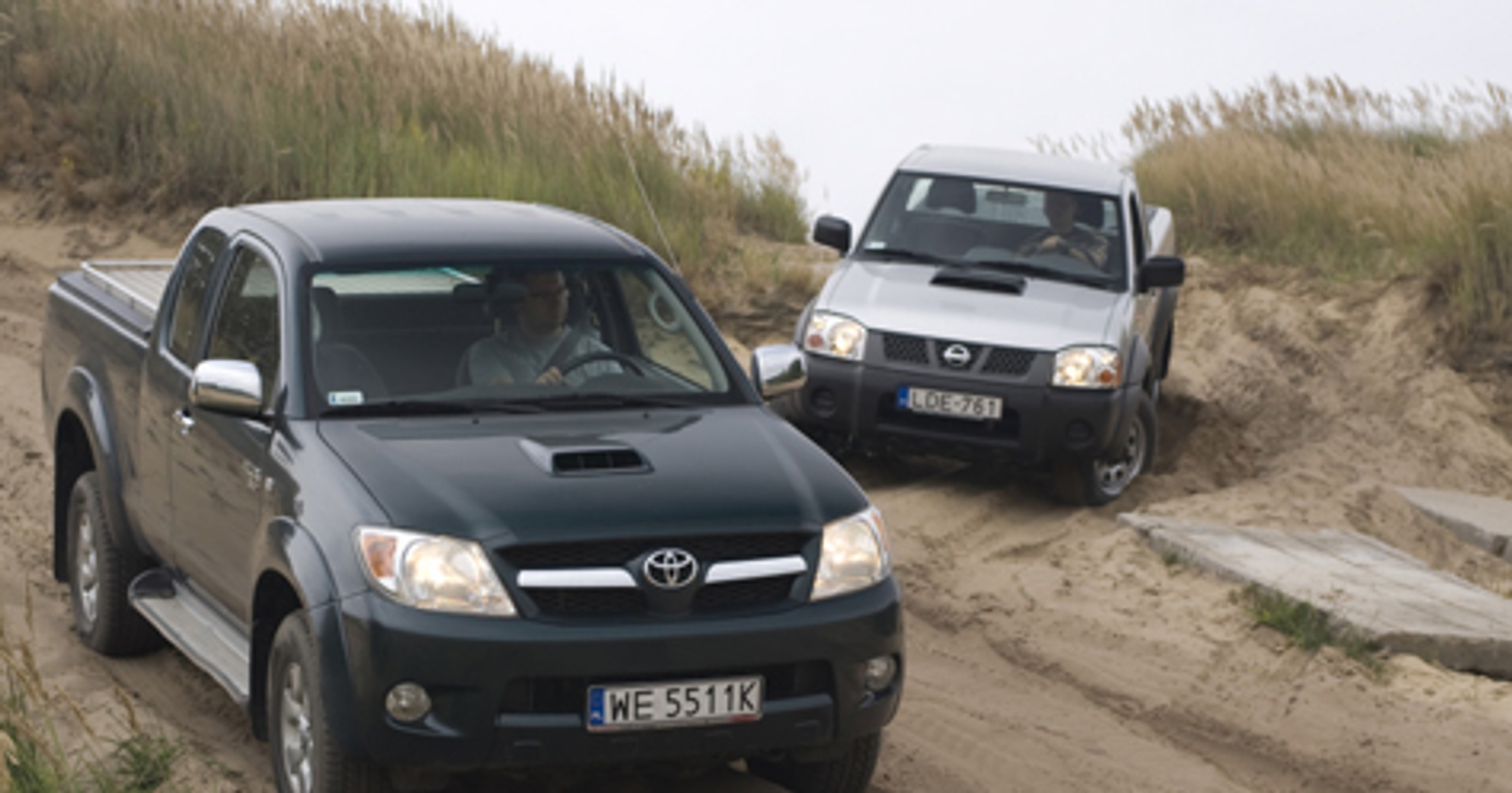 Nissan NP300 kontra Toyota Hilux. Porownanie pikapów do pracy