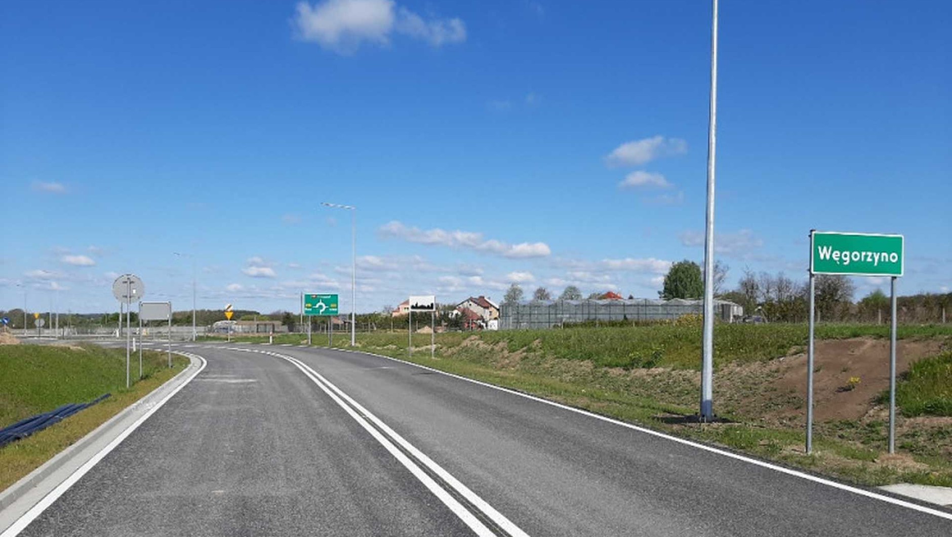Za złamanie linii podwójnej ciągłej, gdzie obowiązuje zakaz wyprzedzania, grozi 1000 zł mandatu i 15 punktów karnych.