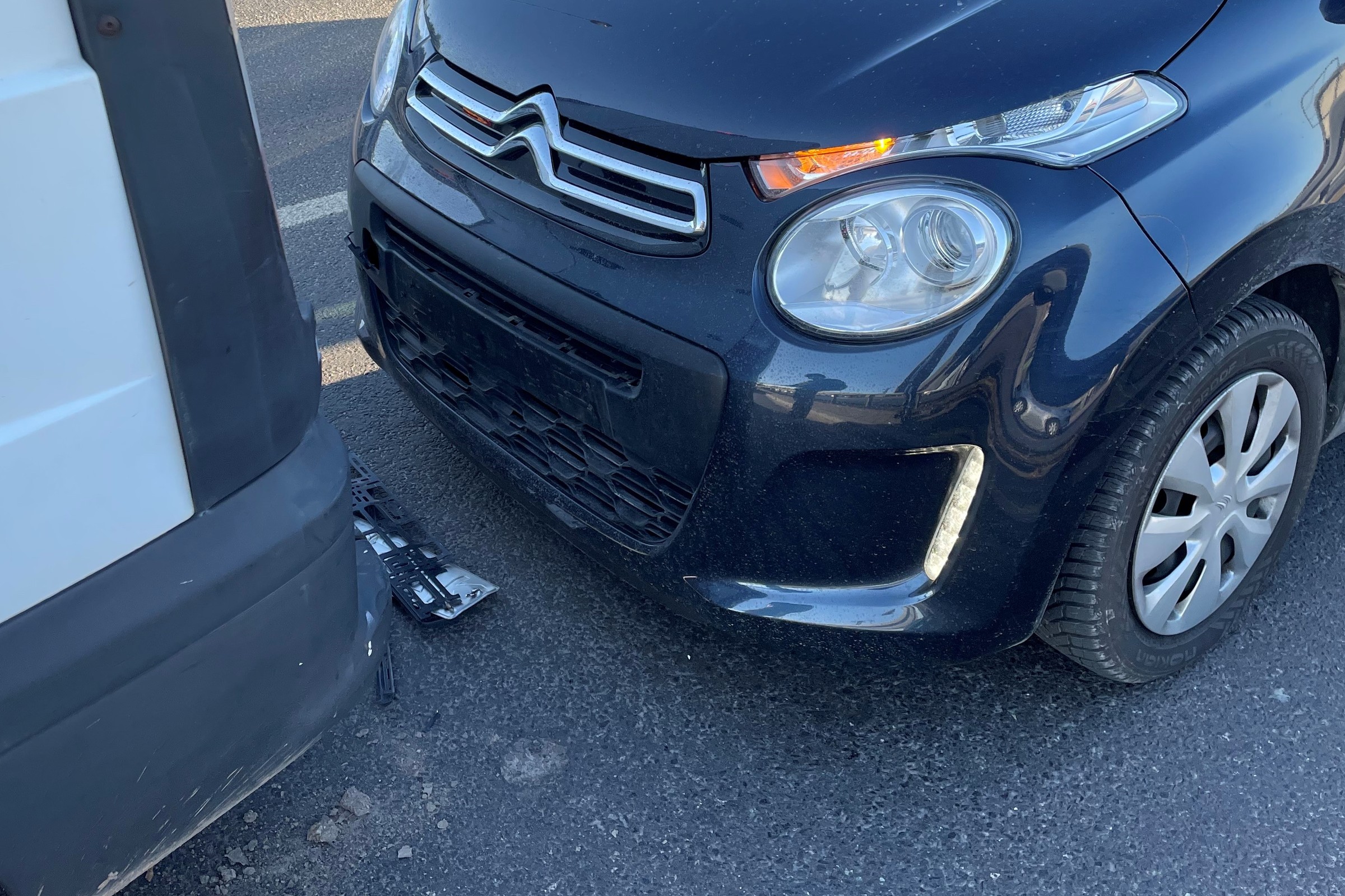 To była drobna stłuczka na parkingu. Kosztowała kierującą aż 70 tys. zł