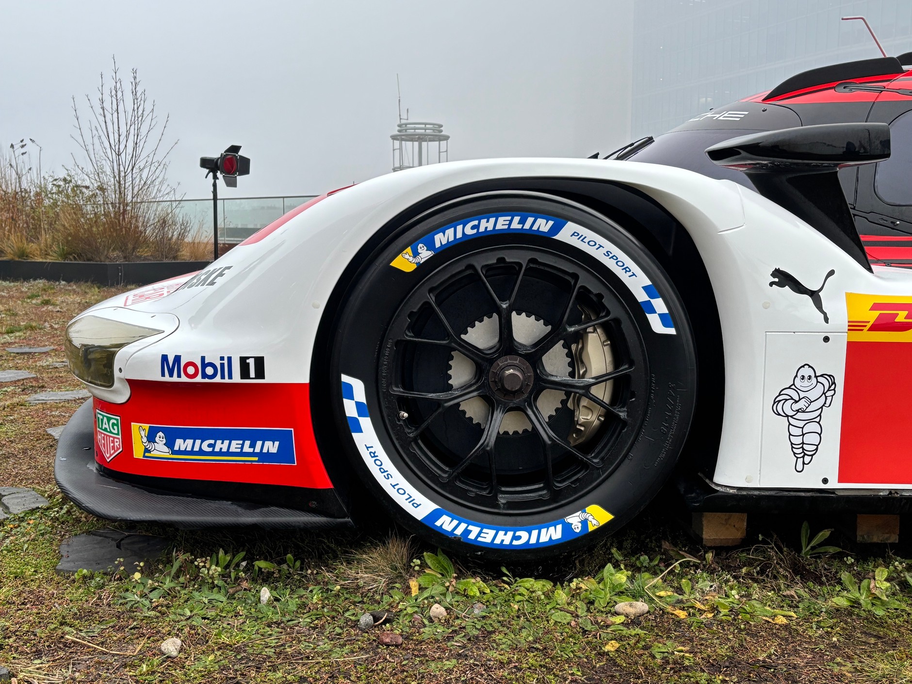 Porsche 963 na dachu biurowca w Warszawie