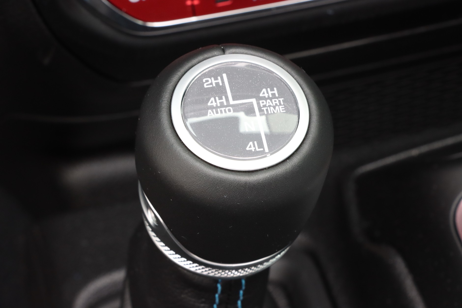 Możliwość zblokowania napędu 4x4, reduktor, dwie blokady mostów plus rozpinany stabilizator czynią z Wranglera dzielną terenówkę.