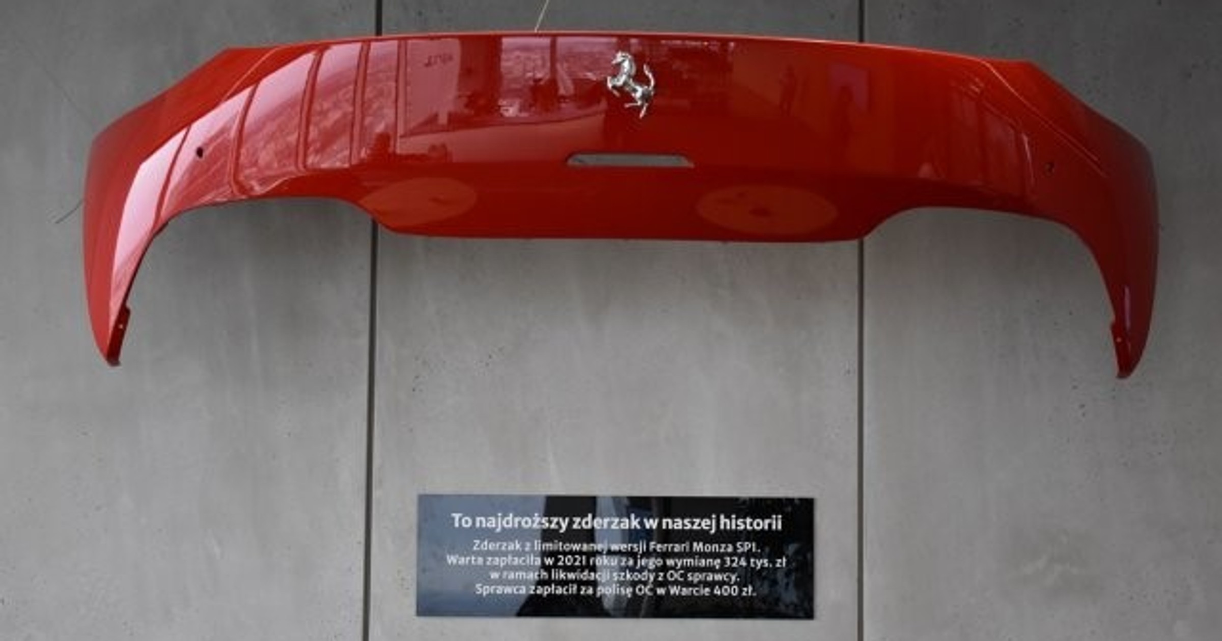 Uszkodzony zderzak z Ferrari Monza SP1. Warta zapłaciła za szkodę 324 tys. zł