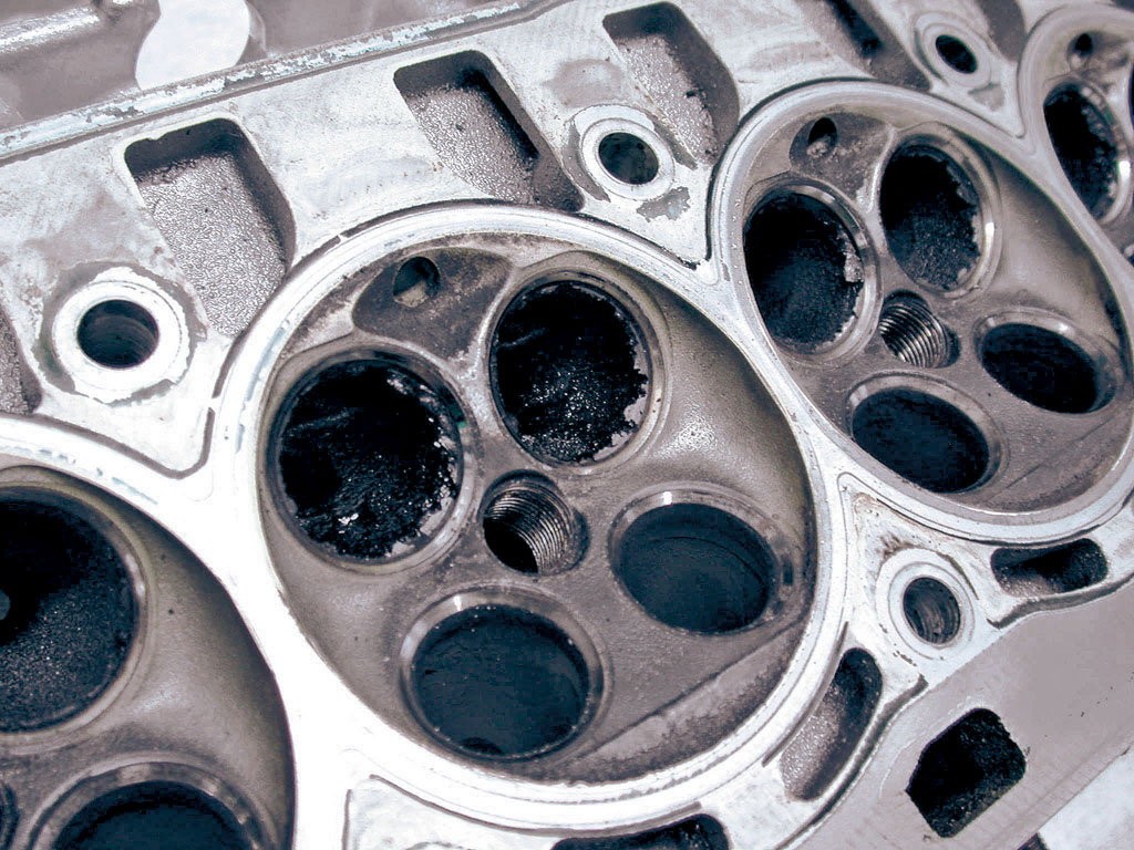 Silny nagar, choć jest zły, to w starych jednostkach może... doszczelniać silnik. Wówczas jego usunięcie spowoduje więcej problemów niż pożytku