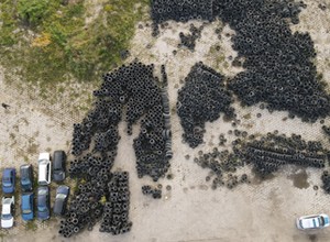 Inspektorzy WIOŚ odkryli nielegalny skład odpadów. Hałdy opon widoczne z drona