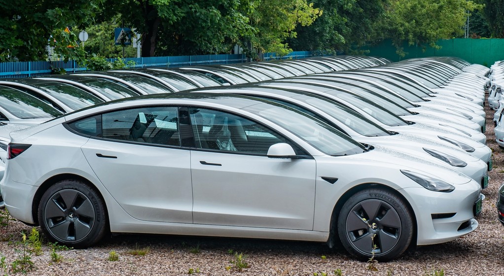 Tesla Model 3 ze stocka. Plac dealerski Tesli