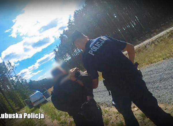 Uciekał motocyklem po narkotykach. Mamy nagranie z policyjnego pościgu