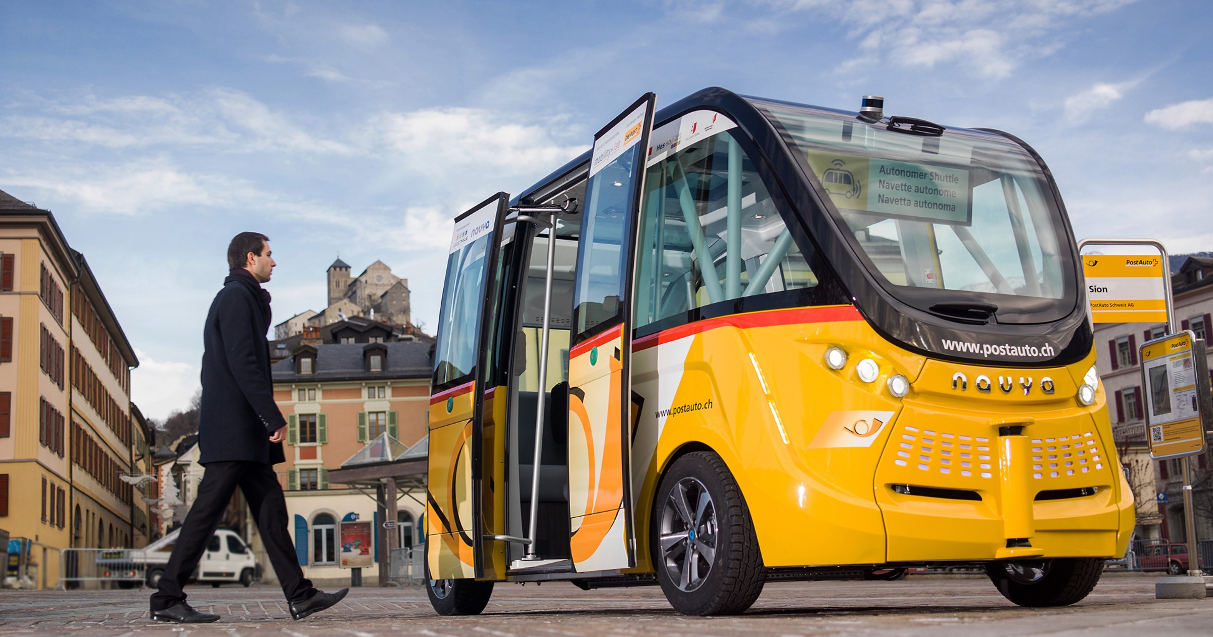 Austriacy wybrali do testów niewielkie francuskie autobusy Navya Arma. Docelowo nowe pojazdy mają od 2019 roku kursować na liniach miejskich na terenie nowej dzielnicy Wiednia: Seestadt Aspern.