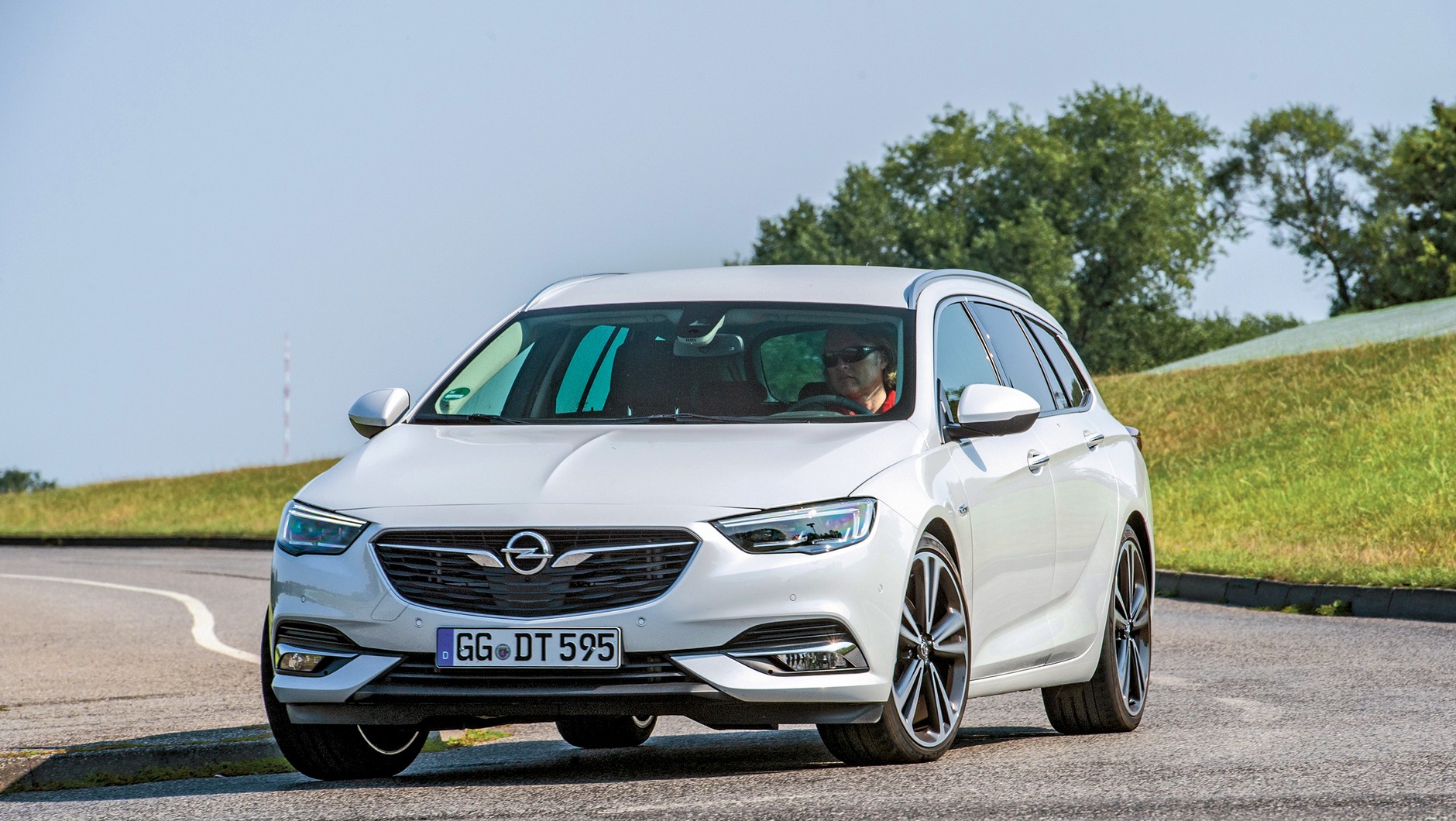 Cztery kombi klasy średniej - Opel Insignia