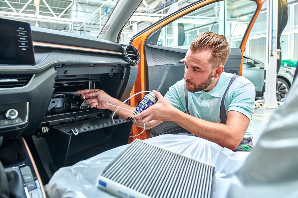 W przypadku Škody kierowcy mogą liczyć nie tylko na wymianę filtra i czyszczenie przewodów. Serwisanci pracują zgodnie z procedurami producenta, korzystając z przeznaczonych do tego narzędzi i środków