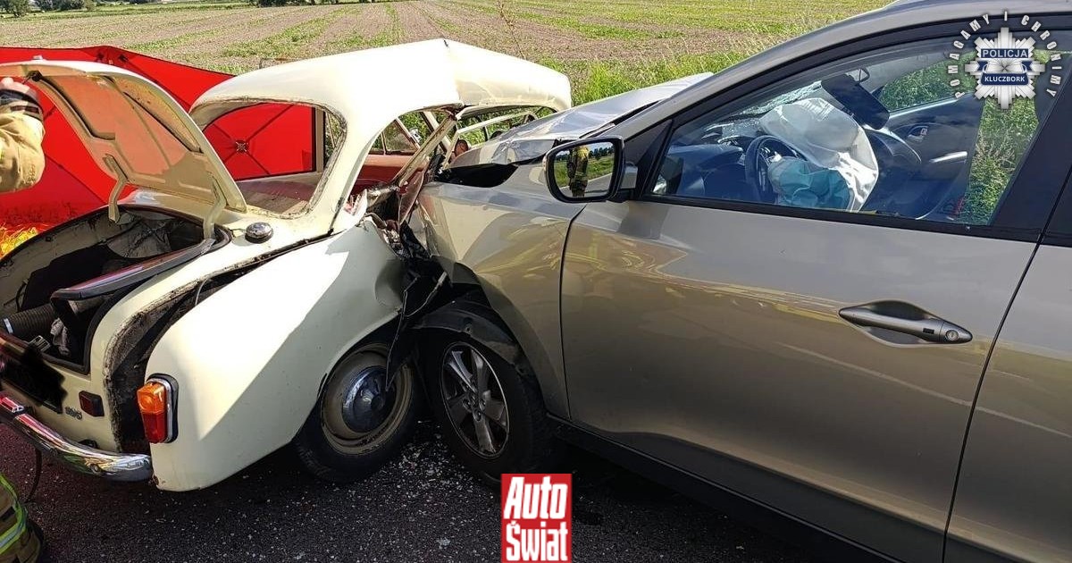 Hyundai uderzył w zabytkową Syrenę 105. Dwie osoby nie żyją, cztery trafiły do szpitala
