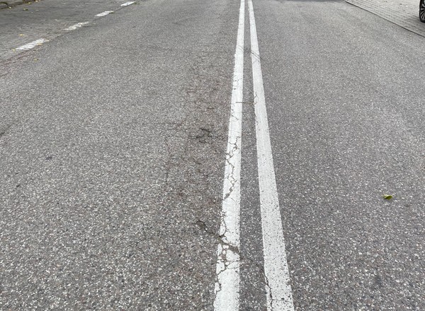 Wyprzedzanie "na podwójnej ciągłej" nie zawsze jest zabronione. Wyjaśniamy