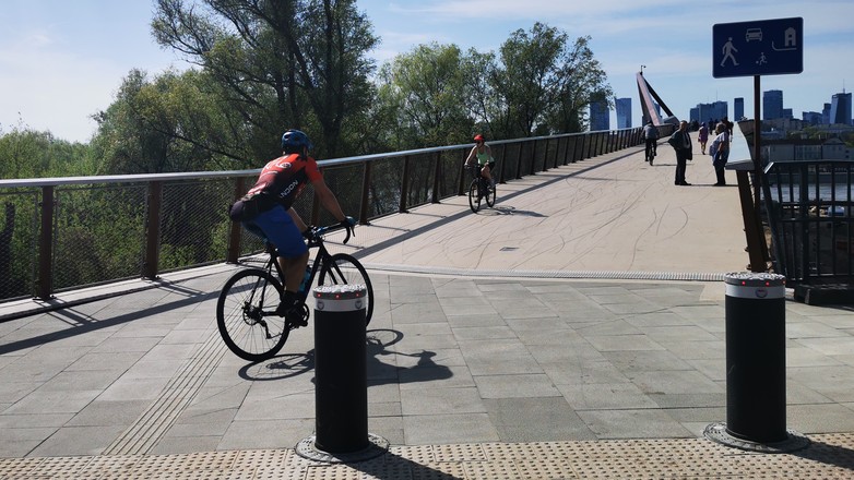 Nowy most pieszo-rowerowy w Warszawie jest strefą zamieszkania