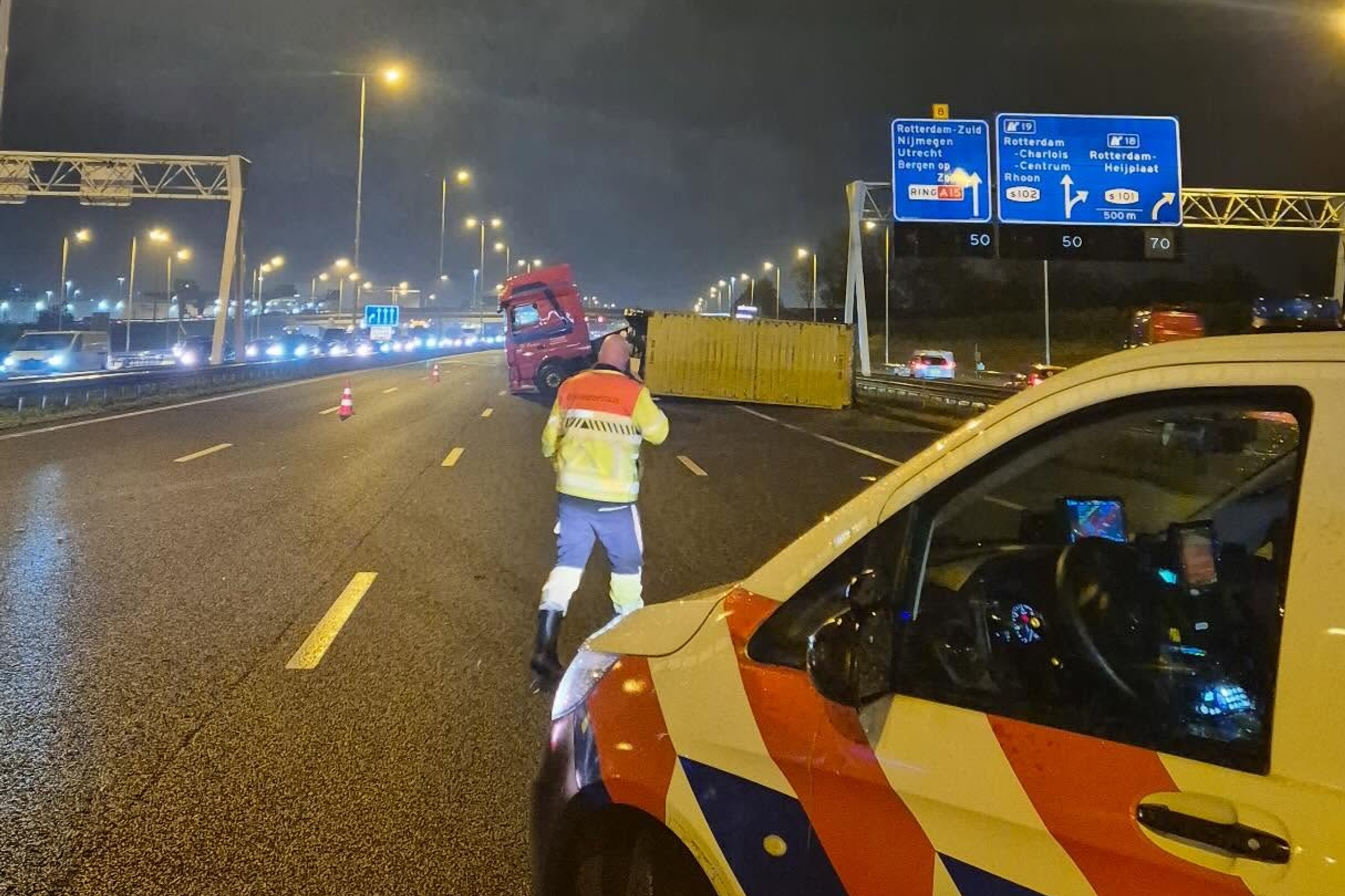 Ponad 150 mandatów za fotografowanie wywróconego tira. Policja w Holandii nie miała litości