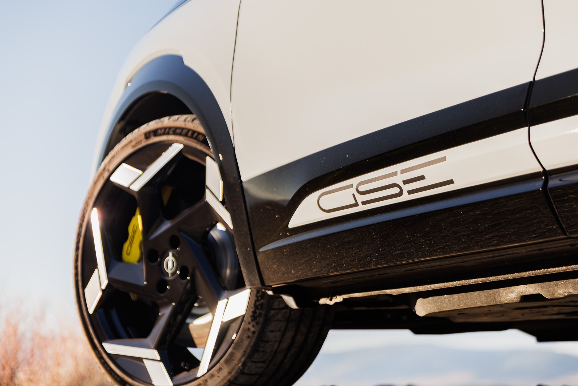 Opel Mokka GSE ma zmodyfikowane zawieszenie, hamulce i układ kierowniczy. Aż chce się jechać w zakręty